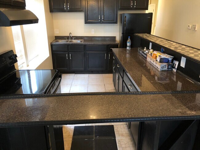 Building Photo - 5962 Oakherst Plz