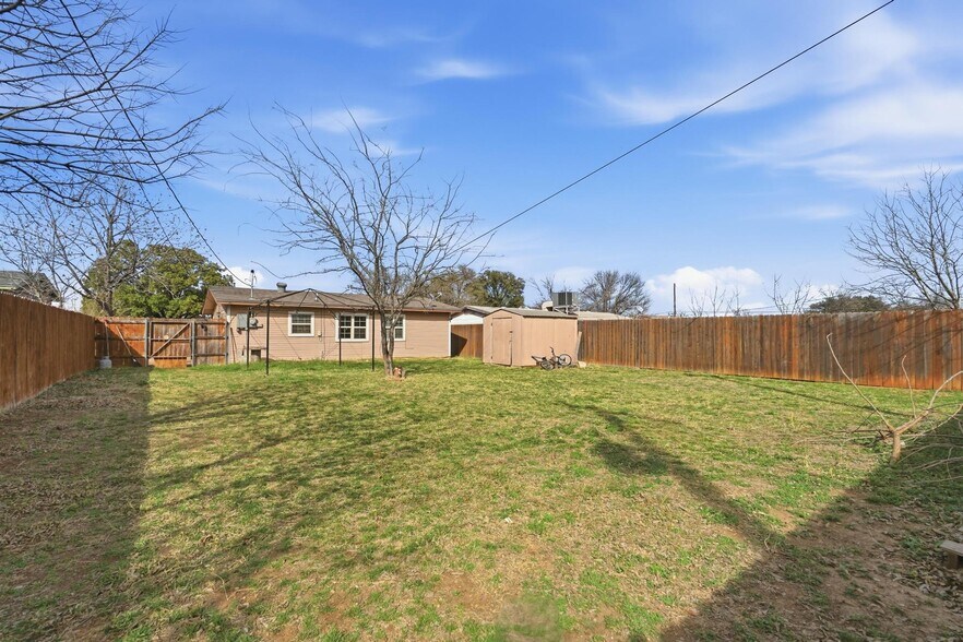 Building Photo - 1741 Pasadena Dr
