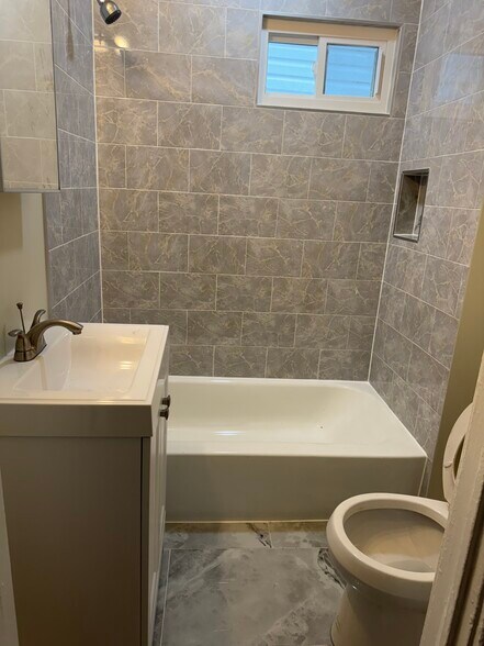 Full bathroom - 2216 16th St SE