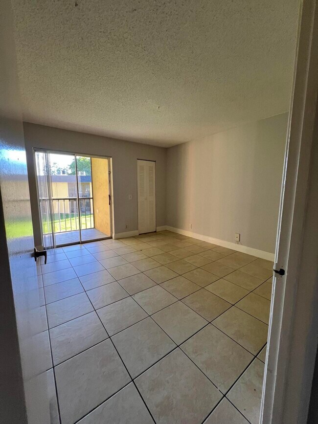 Building Photo - 814 Meadows Cir