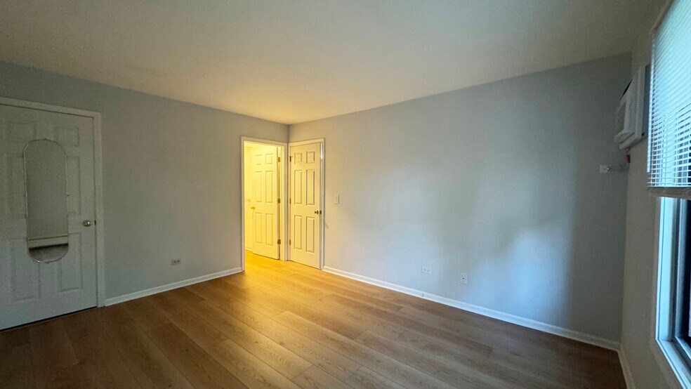 Building Photo - 995 S Ct of Shorewood
