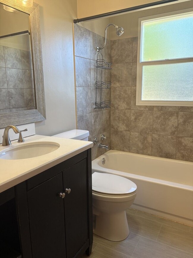 Building Photo - 807
