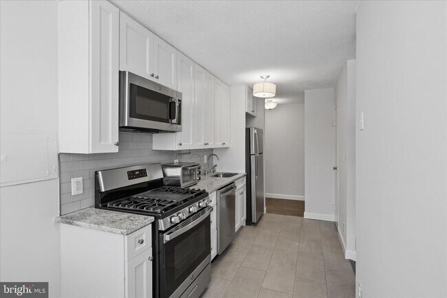 Building Photo - 1301 S Arlington Ridge Rd