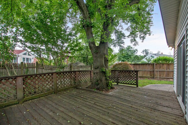 Building Photo - 9702 Bellevue Dr