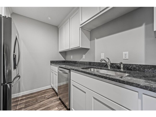 Building Photo - Rare 3 bed 4 bath no upgrade left out! 2 f...