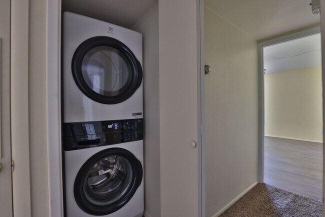 Building Photo - Arcadia condo w/patio