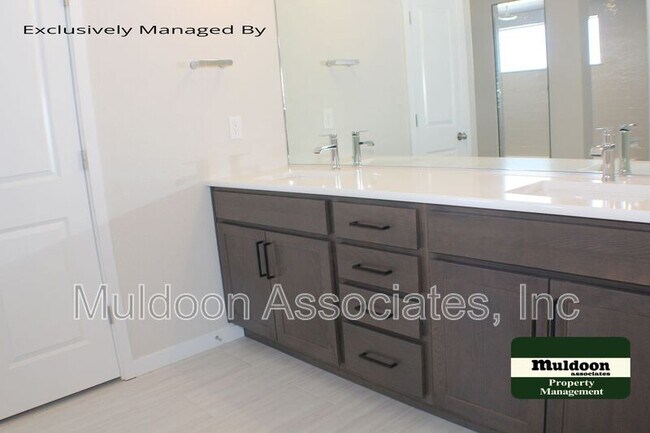 Building Photo - 1070 Rambling Oak Dr