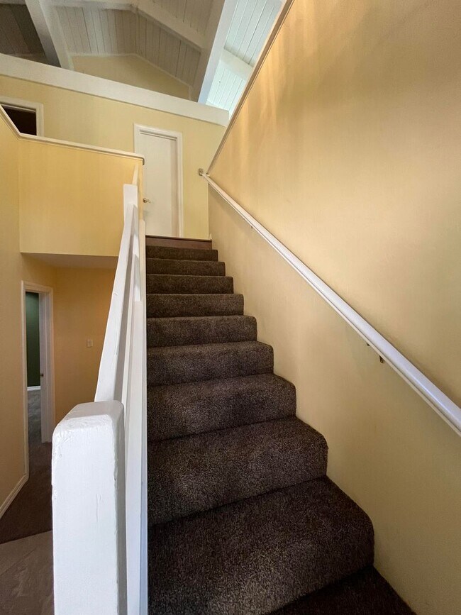 Building Photo - Available Now! 4 bedroom, 2.5 bath unit