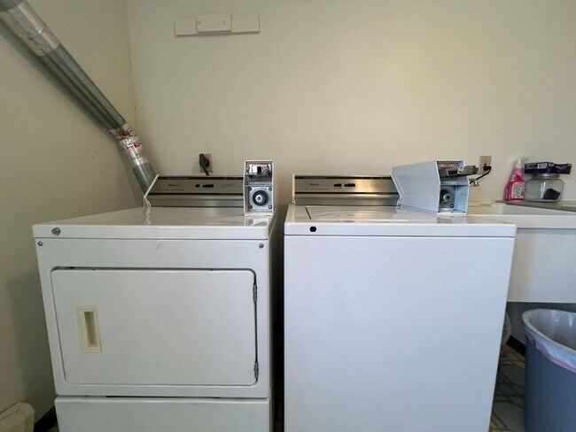 Building Photo - 1 Bedroom, 1 Bathroom Apartment In Desirable Location!