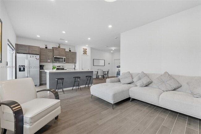 Building Photo - 805 SE 18th St