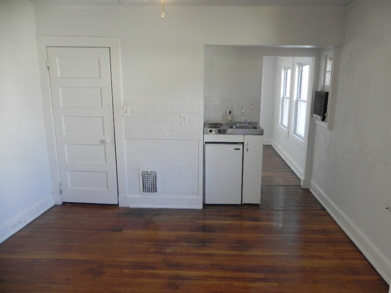 Building Photo - 186 Grasmere Ave