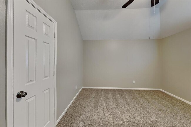 Building Photo - 9911 Goldenglade Dr