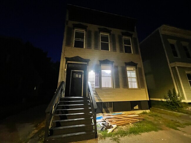 Front entrance - 539 Hamilton St