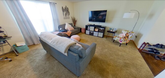 Building Photo - 3D Tour Available - Beautiful Town Home on East-Side with Lake View! Washer & Dryer included! Ava...