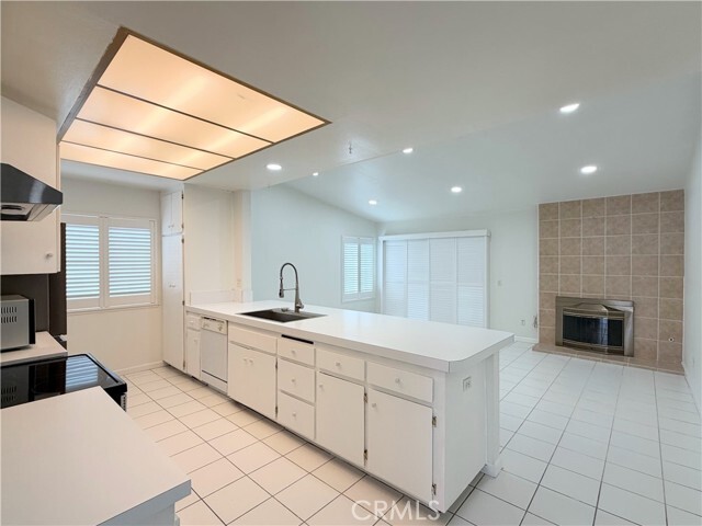 Building Photo - 1620 S Cypress Ave