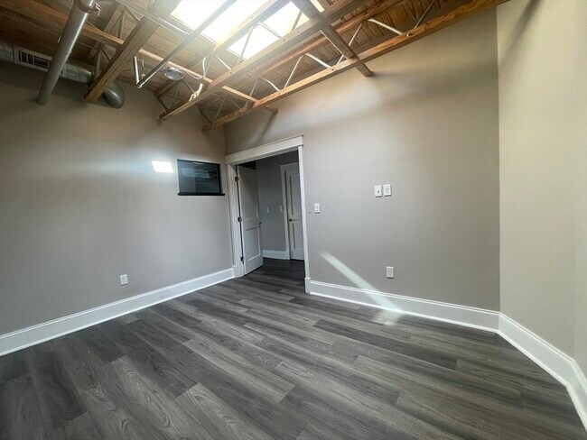 Building Photo - 330 Pleasant St