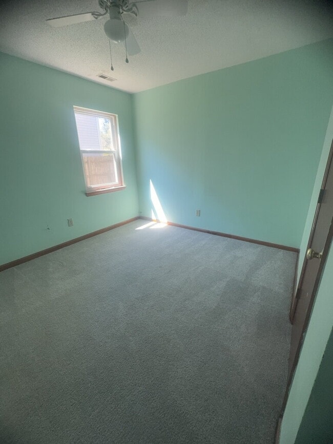 Building Photo - Adorable 2 Bedroom Duplex-106-B Pete Jones...