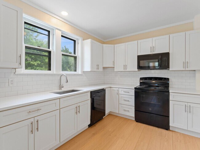 Building Photo - Spacious Updated Home with Modern Finishes in Mickleton