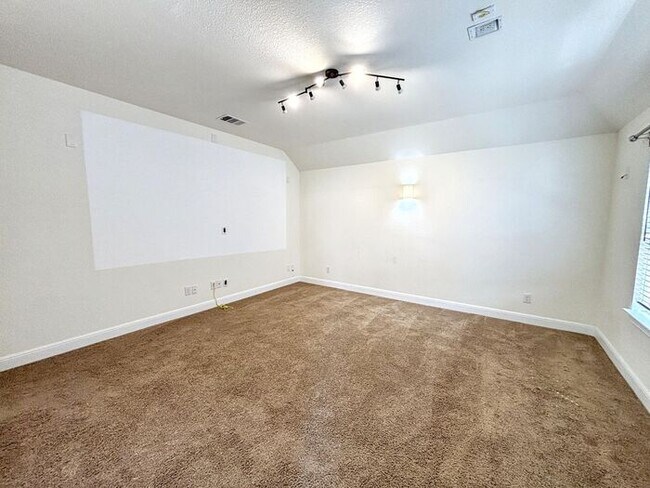 Building Photo - Spacious & Stylish 4-Bedroom Home with Mod...