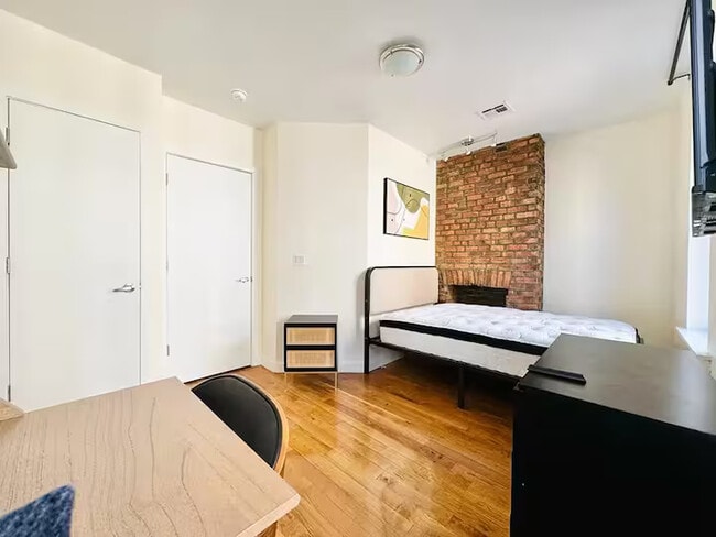 Building Photo - Furnished room/NOT APARTMENT