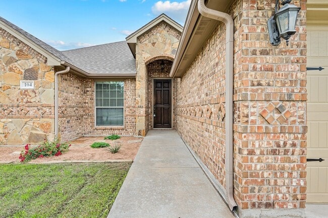 Building Photo - 104 Cold Track Dr