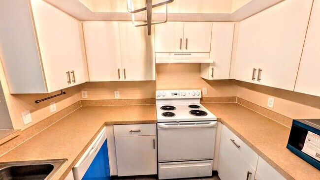 Building Photo - ANNUAL UNFURNISHED GROUND FLOOR CONDO 3 BED 2 BATH