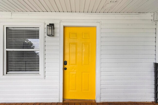 Building Photo - 1882 Lake St