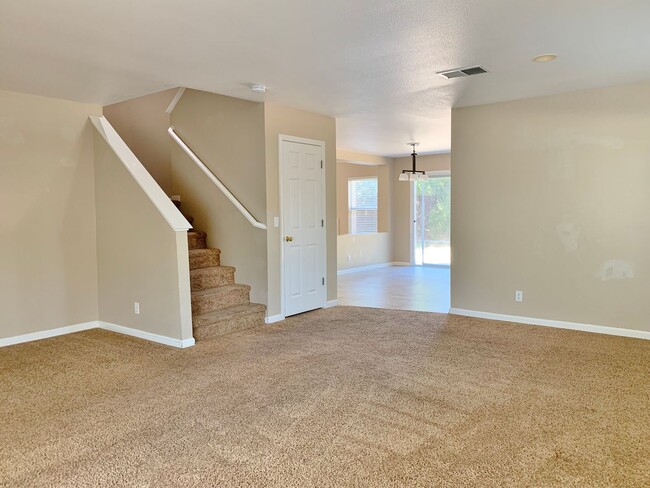 Building Photo - 4 Bedroom Home in Hollister