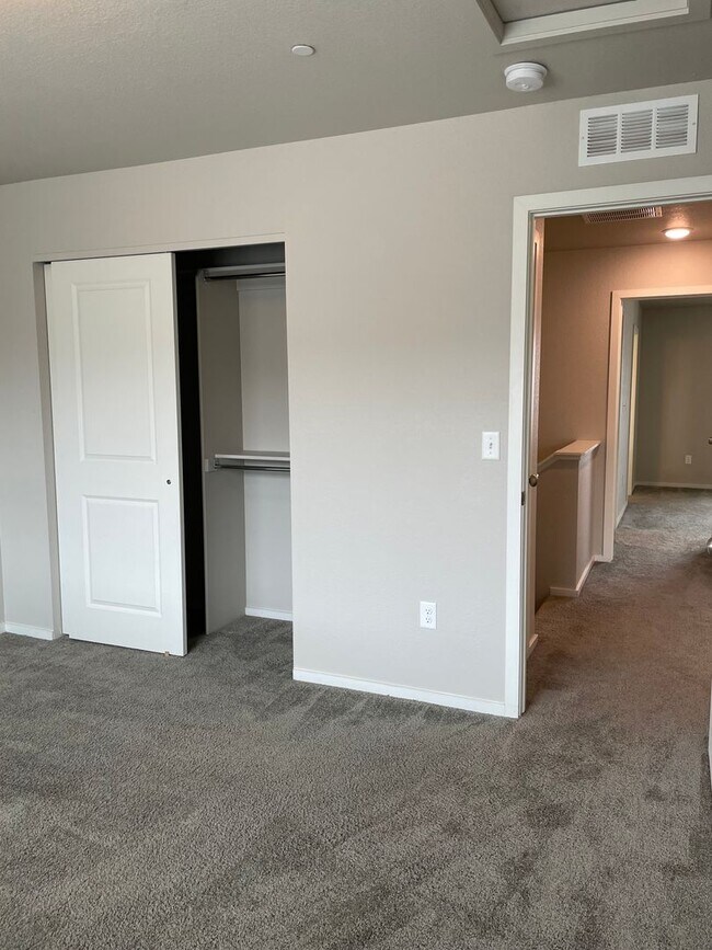 Building Photo - Luxury Rowhouse w/ 2-Car Garage in NE Ft. Collins