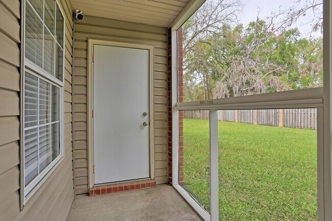 Building Photo - 2 Bedroom 2 Bathroom Gated Community