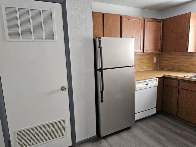 Building Photo - 215 N 400 W