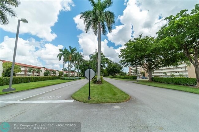 Building Photo - 9220 S Hollybrook Lake Dr