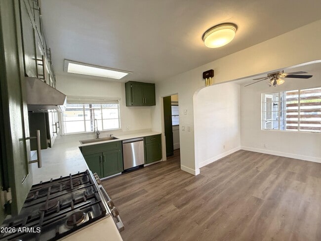 Building Photo - 102 W 8th Pl