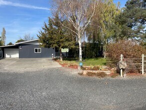 Building Photo - 1/2 Off First Full Months Rent w/ 12m Leas...