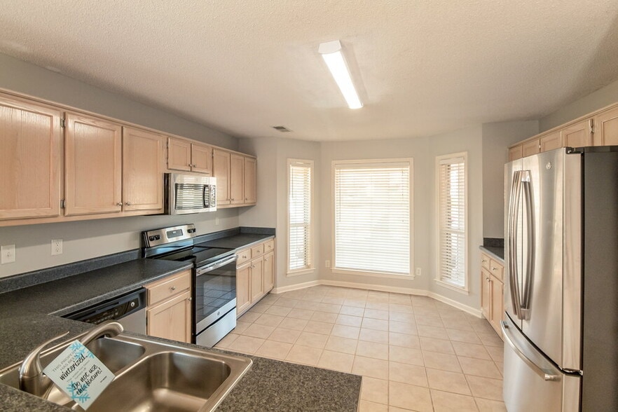 Building Photo - 1253 Greenwich Dr