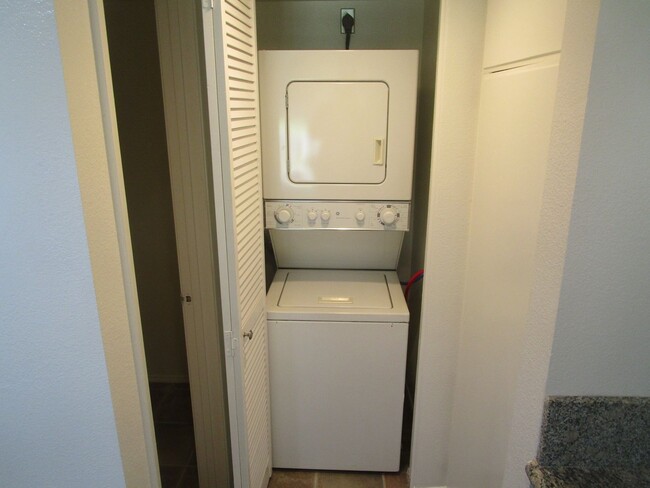 Building Photo - Beautiful 2 Bed / 2.5 Bath Condo in Fullerton