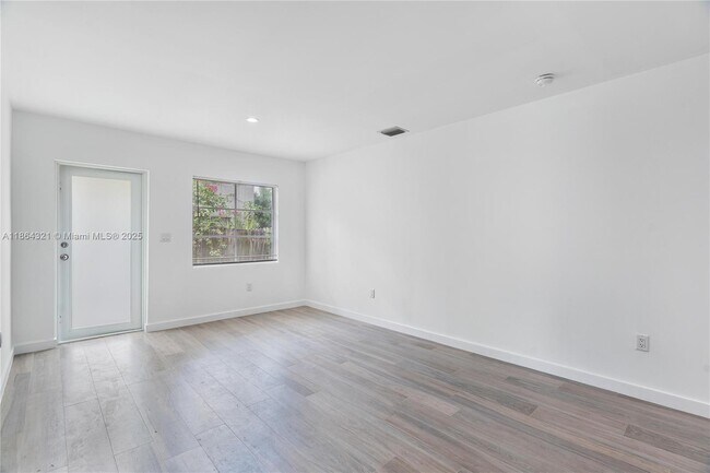 Building Photo - 515 NE 67th St