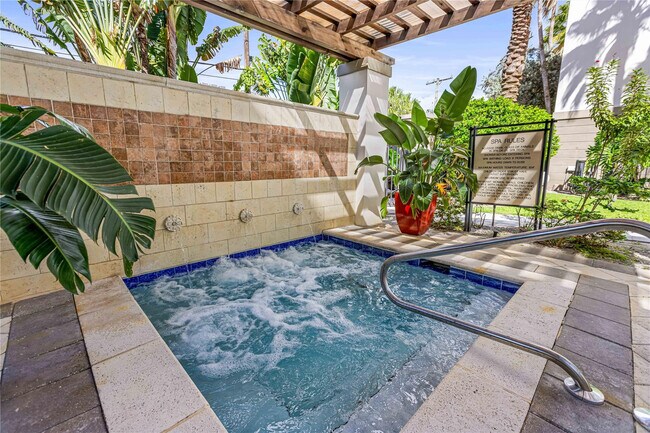 Building Photo - 2421 NE 65th St