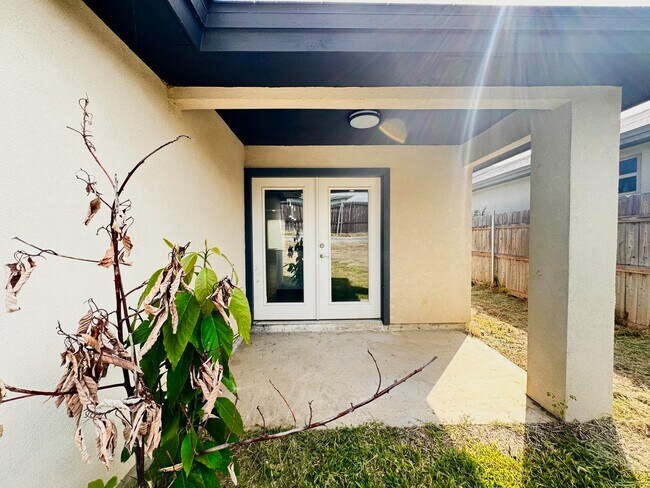 Building Photo - 1009 La Muralla St