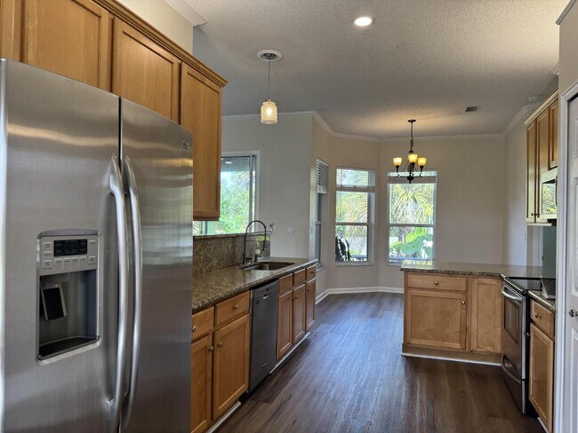 Building Photo - 7 Deerwood St