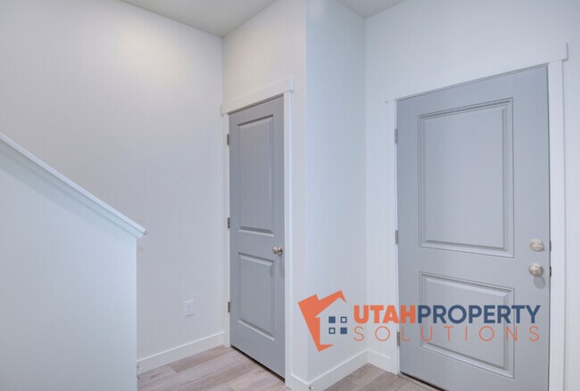 Building Photo - 962 W 500 S