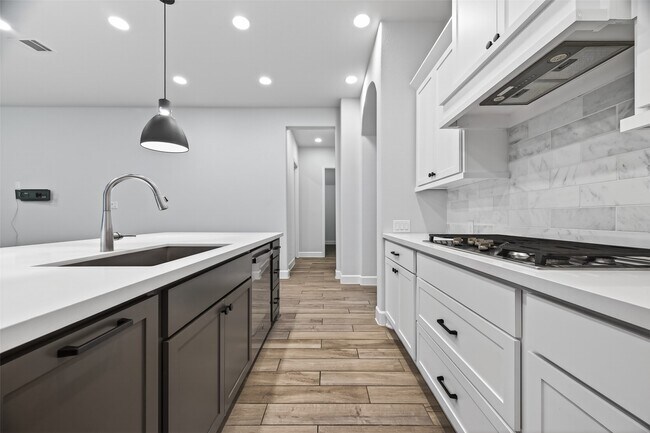 Building Photo - 302 Sky Top Dr