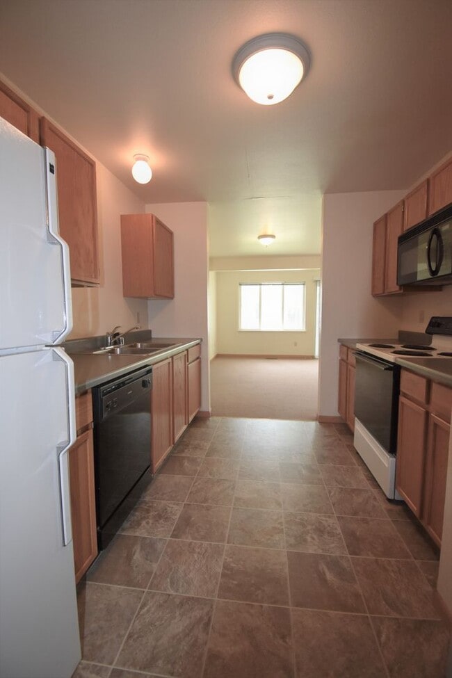 Building Photo - Centrally Located 3b 1.5ba Townhouse with attached Garage and Patio!