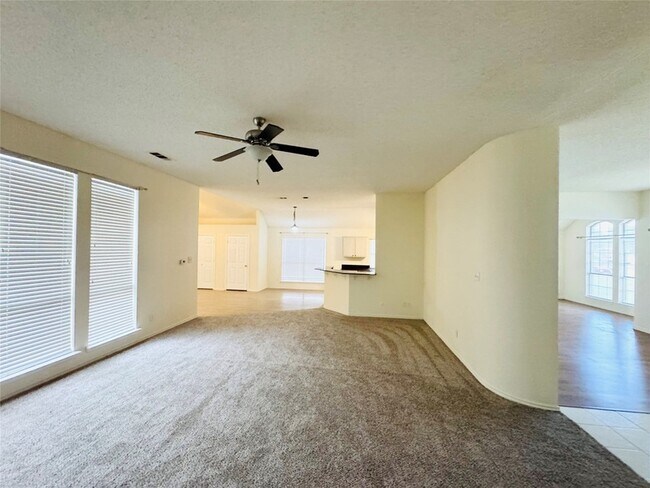 Building Photo - 716 Elm Falls Pl