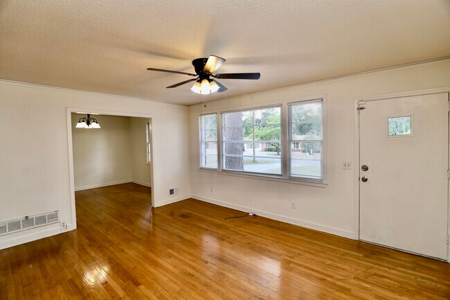 Building Photo - 1912 Dominion Dr