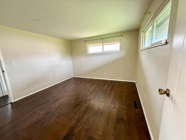 Building Photo - Charming 3 Bed, 2 Bath Ranch