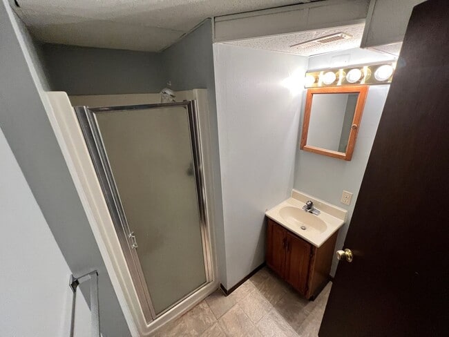 Building Photo - 3 Bedroom with Basement in Amanda Arnold S...