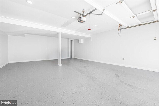 Building Photo - 4025 N River St