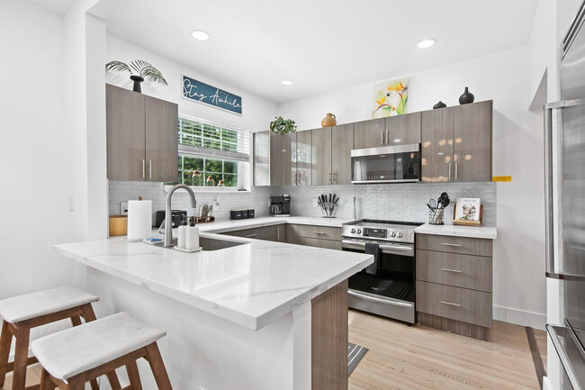 Building Photo - 615 SE 11th Ave