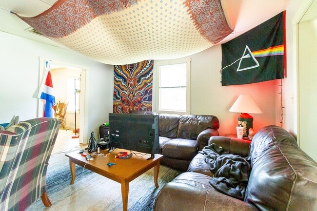 Building Photo - PRELEASING for AUGUST! Close to Campus